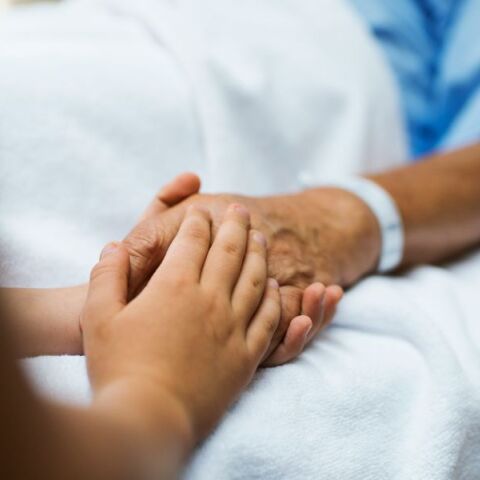 «Σ’ αγαπώ», «Σε συγχωρώ», «Συγχώρεσέ με», «Αντίο»: Οι 4 φράσεις που ακούγονται λίγο πριν τον θάνατο, σύμφωνα με νοσηλεύτρια σε μονάδα ανακουφιστικής φροντίδας.