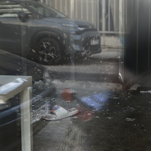 Ζημιές μετά την έκρηξη χειροβομβίδας σε καφετέρια στον Άγιο Παντελεήμονα