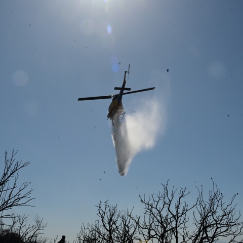 Ελικόπτερο επιχειρεί για την κατάσβεση φωτιάς