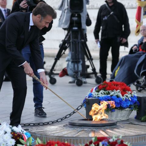 Άγνωστος άναψε τσιγάρο από τη φλόγα του Τάφου του Άγνωστου Στρατιώτη στο Παρίσι - Η Γαλλική κυβέρνηση προχωρά σε δίωξη για προσβολή μνήμης.