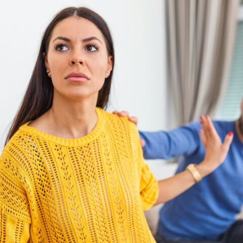 Η ειδικός Ρέιτσελ Μπάουι αποκαλύπτει τη φράση που μπορεί να προλάβει καβγάδες σε μια σχέση και να οδηγήσει σε πιο υγιή, ουσιαστική επικοινωνία.