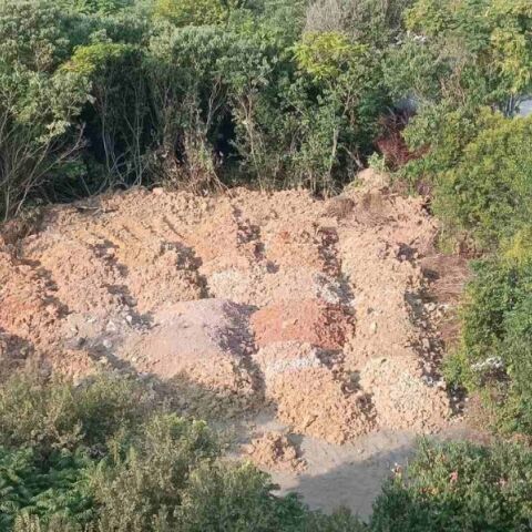 Θεσσαλονίκη: Συνελήφθησαν δύο άτομα για παράνομη απόρριψη 900 τόνων μπαζών, προκαλώντας περιβαλλοντική ρύπανση και αλλοίωση γεωτεμαχίου στη δυτική πλευρά.