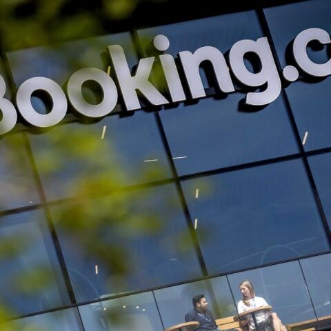 Περισσότερα από 10.000 ξενοδοχεία ζητούν αποζημιώσεις από την Booking για αθέμιτες ρήτρες και πιέσεις που παραμόρφωσαν την αγορά τα τελευταία 20 χρόνια.
