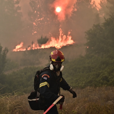 Πυροσβέστης επιχειρεί για την κατάσβεση φωτιάς