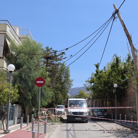 Υμηττός: Έσπασε τσιμεντένια κολώνα ηλεκτροδότησης λόγω των ισχυρών ανέμων