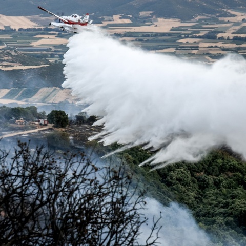 Πυροσβεστικά επιχειρούν για την κατάσβεση φωτιάς