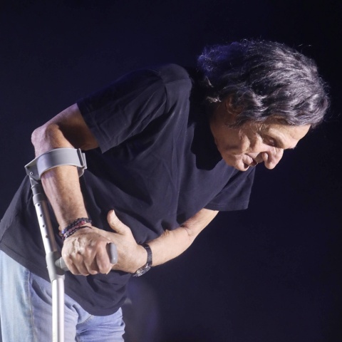 Βασίλης Παπακωνσταντίνου: Με πατερίτσα σε συναυλία του στο Ναύπλιο