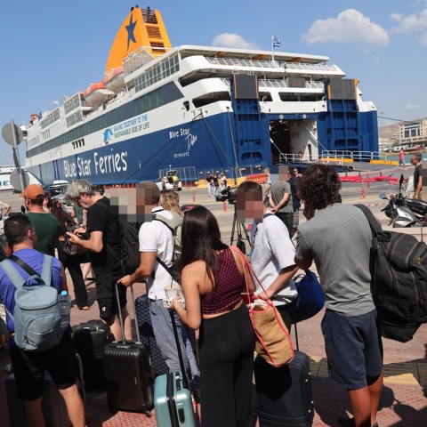 Ταξιδιώτες στο λιμάνι του Πειραιά εν μέσω απαγορευτικού απόπλου