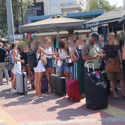 Απαγορευτικό απόπλου: Επιβάτες παραμένουν με τις βαλίτσες τους στο λιμάνι του Πειραιά 