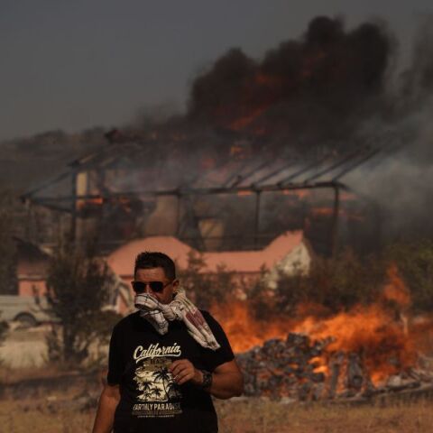 Σε πύρινο κλοιό η χώρα: Δείτε live τις ενεργές φωτιές μέσα από διαδραστικούς χάρτες - Κρίσιμη η κατάσταση σε Αττική και Ηλεία με συνεχείς εκκενώσεις. 