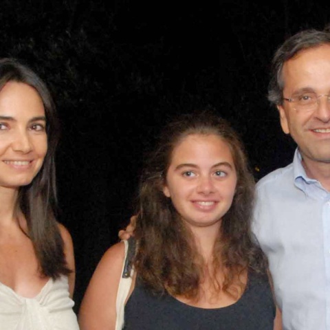 Η Λένα Σαμαρά σε εμφάνισή της μαζί με τον πατέρα της Αντώνη και τη μητέρα της Γεωργία