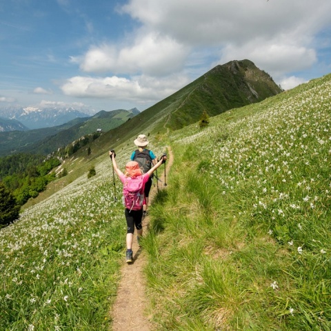 Μητέρα και παιδί περπατούν σε μονοπάτι με τον κατάλληλο εξοπλισμό στη φύση