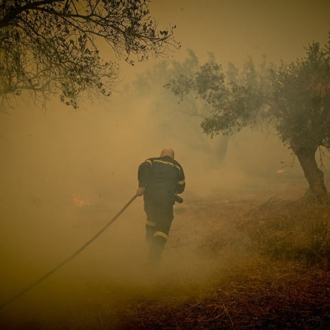 Πυροσβέστης επιχειρεί μέσα σε πυκνούς καπνούς