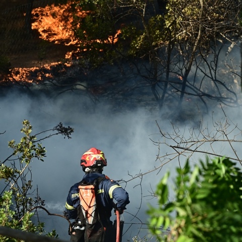 Πυροσβέστες στη μάχη της κατάσβεσης φωτιάς