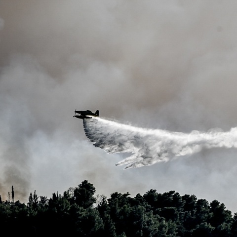 Αεροσκάφος πυρόσβεσης επιχειρεί για την κατάσβεση φωτιάς