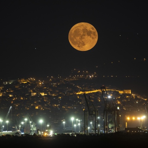 Πανσέληνος Αυγούστου πάνω από τη Θεσσαλονίκη