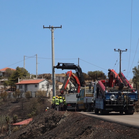 Έργα σε κολώνες ηλεκτροδότησης μετά τη φωτιά στην Κερατέα