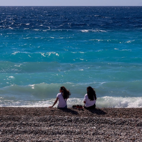 Γυναίκες που μένουν στην ακροθαλασσιά παρά τη θαλασσοταραχή