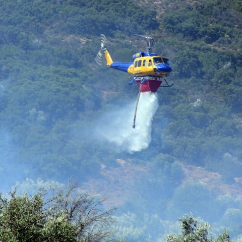 Ελικόπτερο επιχειρεί για την κατάσβεση φωτιάς