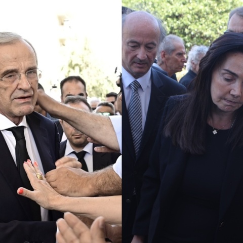 Συνεντριμμένοι ο Αντώνης και η Γεωργία Σαμαρά στην κηδεία της κόρης τους, Λένας