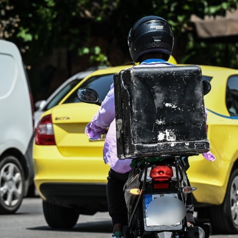 40 βαθμοί, λιώνει το φαΐ: Eξομολογήσεις ντελιβεράδων 