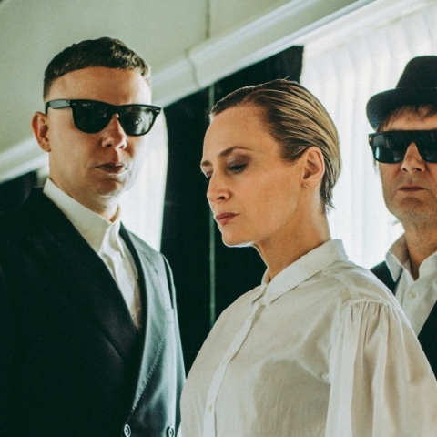 Οι Hooverphonic μας στέλνουν την κασέτα του καλοκαιριού