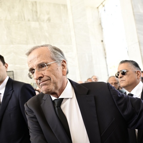Ο Αντώνης Σαμαράς έφτασε στο Α' Νεκροταφείο έχοντας στο πλευρό του τον γιο του, Κώστα