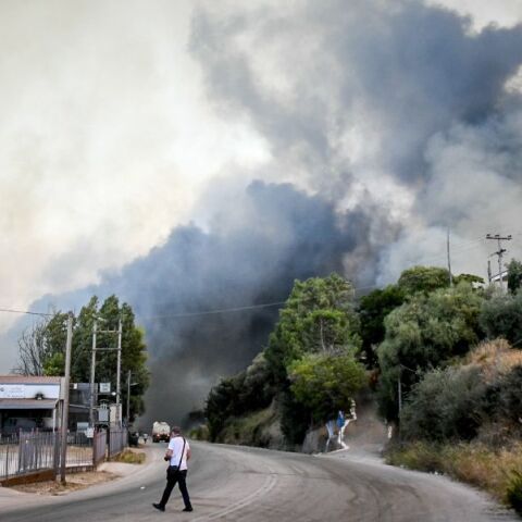 Εκτός ελέγχου η φωτιά στην Αχαΐα, μαίνεται σε τρεις κατευθύνσεις - Καίγονται σπίτια και εργοστάσια 