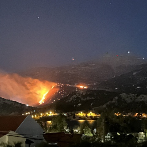 Μεγάλη φωτιά τώρα στην Κεφαλονιά: Εκκενώθηκαν τρεις οικισμοί - Μήνυμα από το 112 