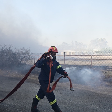 Πυροσβέστης με μάνικα 