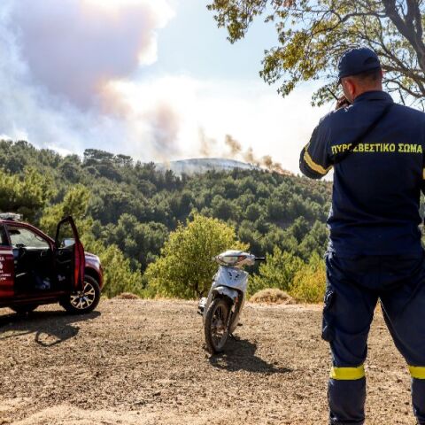 Φωτιά στη Χίο: Εγκλωβίστηκαν πολίτες σε παραλίες - Επιχείρηση διάσωσης του Λιμενικού