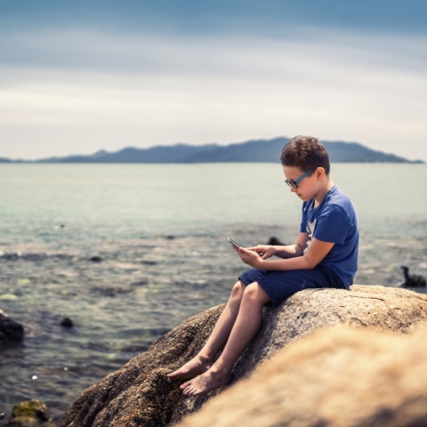 Οι γονείς που δεν αντέχουν τα παιδιά τους και η ηλεκτρονική πιπίλα