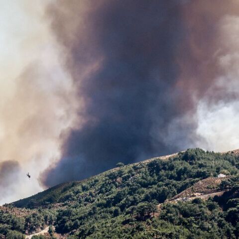 Φωτιά στη Χίο: Απανωτά μηνύματα του 112 για εκκενώσεις περιοχών