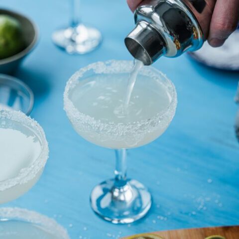 5 εύκολες συνταγές για καλοκαιρινά κοκτέιλ στο μπαλκόνι