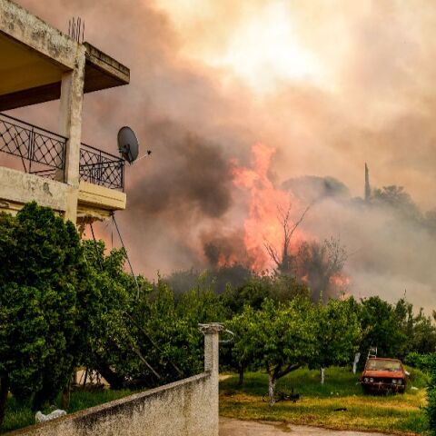 Νέα μηνύματα από το 112 για προάστια της Πάτρας - Μάχη για να μη φτάσει η φωτιά στην πόλη