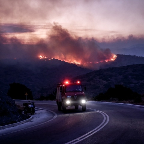 Πυροσβεστικό όχημα με φόντο πύρινο μέτωπο στη Χίο