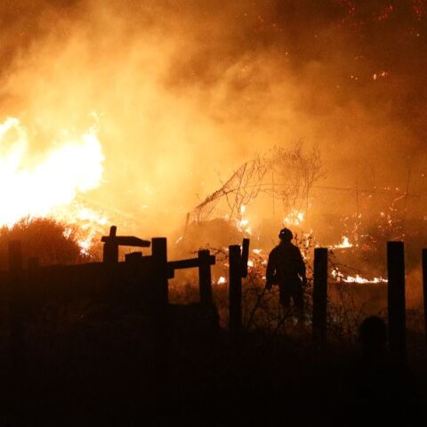Ανεξέλεκγτη η φωτιά στη Χίο, εφιαλτικό βράδυ στην Πάτρα