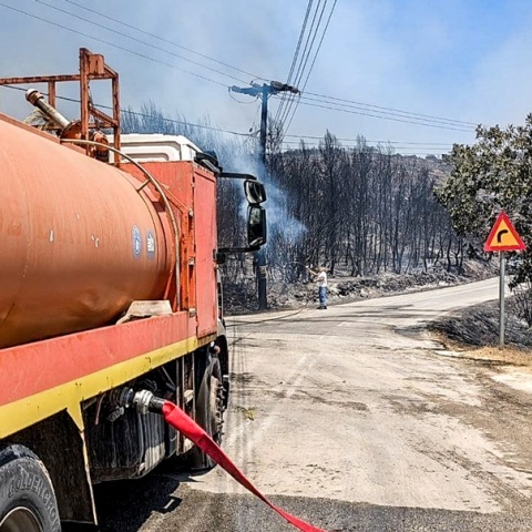 Υδροφόρο όχημα στη Ζάκυνθο όπου μαίνεται πυρκαγιά