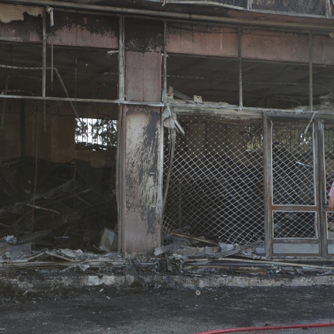 Κορωπί: Aυτοκίνητο καρφώθηκε στο κατάστημα και τυλίχτηκαν και τα δύο στις φλόγες