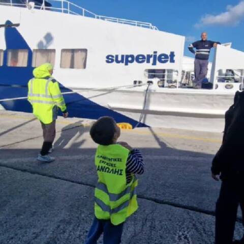 Ο μικρός Μανώλης στο λιμάνι της Σίφνου