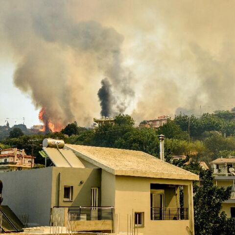 Ανεξέλεγκτο το μέτωπο της φωτιάς στην Πάτρα - Νέο 112 για εκκένωση τεσσάρων περιοχών