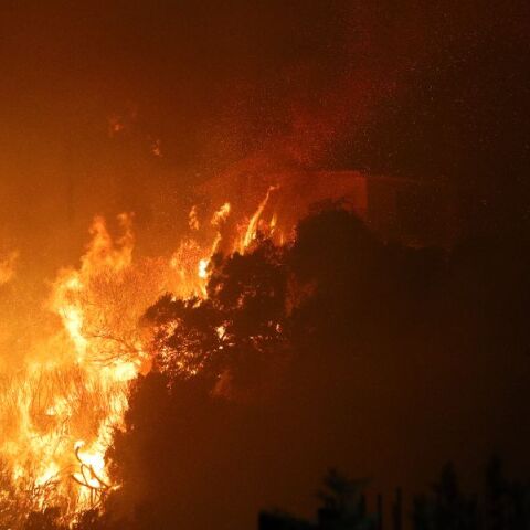 Ανεξέλεγκτη η φωτιά στη Χίο: Στις φλόγες το χωριό Κηπουριές - Εκκενώθηκαν Σπαρτούντα, Κάμπα και Παρπαριά