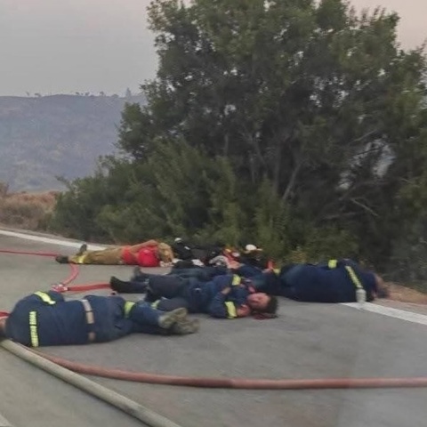 Φωτιά στη Χίο: Η φωτογραφία με εξαντλημένους πυροσβέστες να έχουν ξαπλώσει στην άσφαλτο