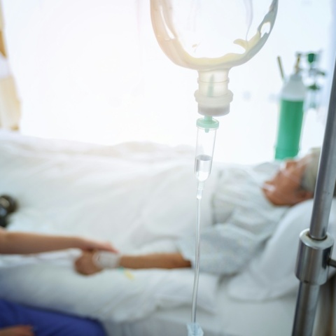 Άτομο με ορό στο νοσοκομείο