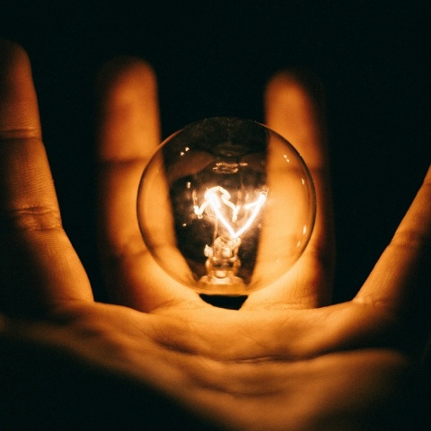 Αναμένη λάμπα σε χέρι ατόμου