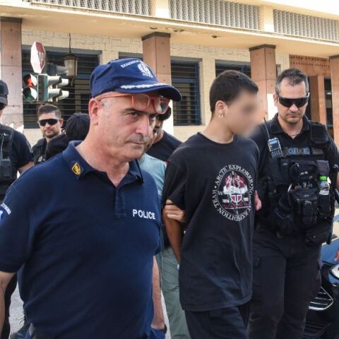 Φωτιά στην Πάτρα: Εξαγριωμένοι κάτοικοι επιτέθηκαν στους συλληφθέντες - Τους συγκράτησαν οι αστυνομικοί