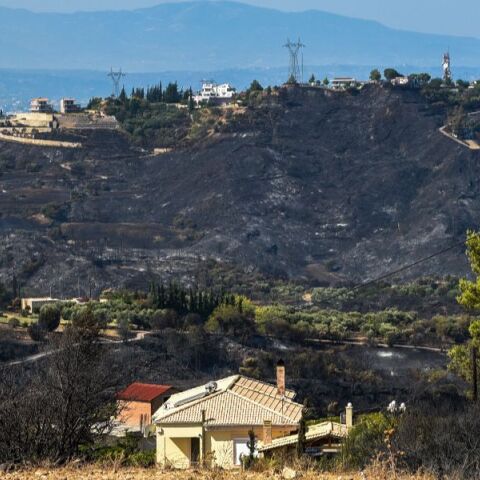 Διάσπαρτες εστίες σε Πάτρα και Χίο - Σε ύφεση οι φωτιές σε Ζάκυνθο και Πρέβεζα