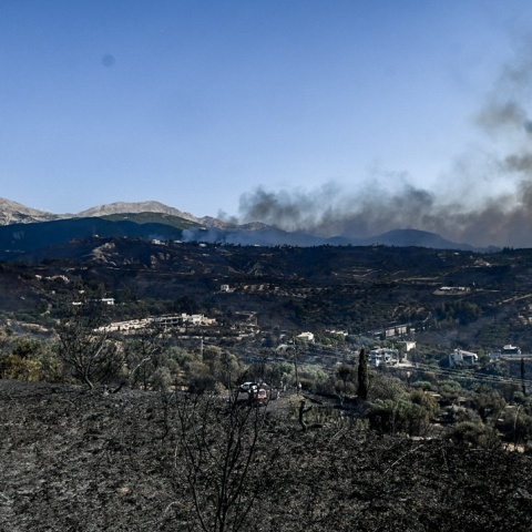 Φωτιές: Μάχη με διάσπαρτες εστίες στην Αχαΐα - Εξακολουθεί να είναι δύσκολη η εικόνα στη Χίο