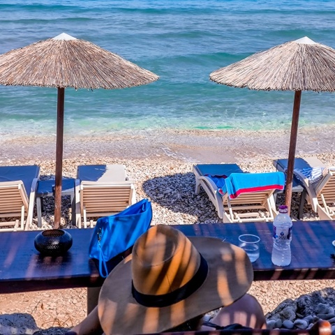 Ξαπλώστρες και ομπρέλες σε παραλία