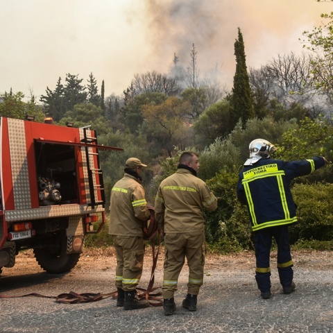 Πυροσβέστες σε σημείο όπου μαίνεται φωτιά στην Αχαΐα